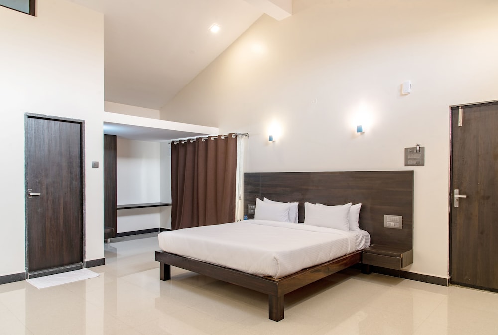 Deluxe Room - Photo 10