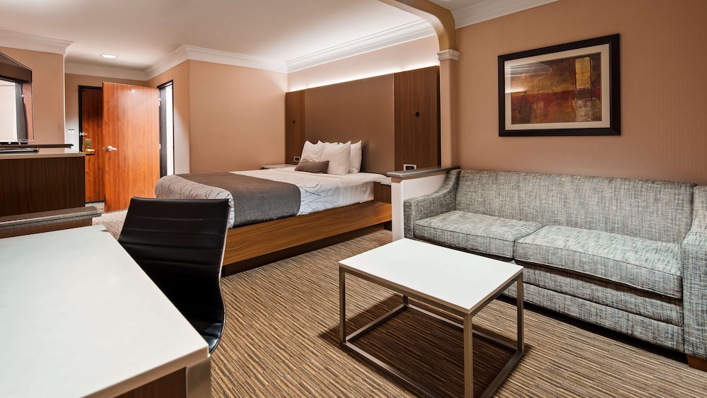 Standard Room, 1 King Bed with Sofa bed, Non Smoking, Refrigerator (with Sofabed) - Photo 2