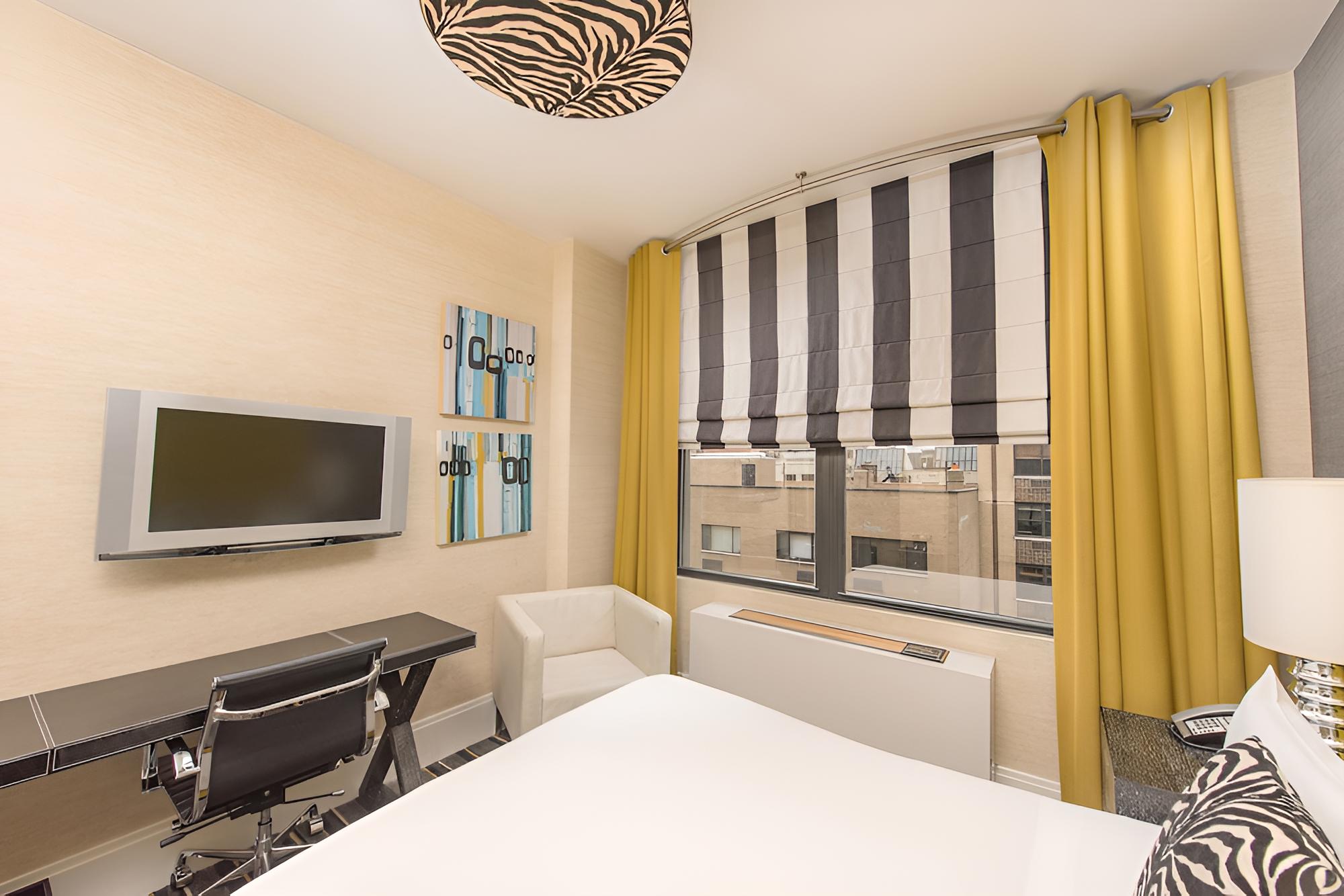 Superior Room, 1 Queen Bed photo 2