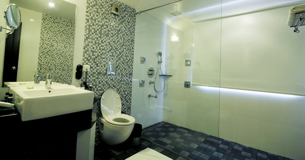 Saffron Suite photo 2