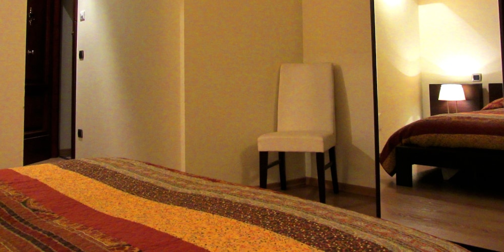 Family Room, 2 Bathrooms photo 2