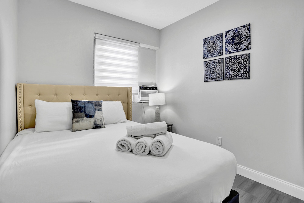 Comfort Apartment, 4 Bedrooms, Pool Access photo 3