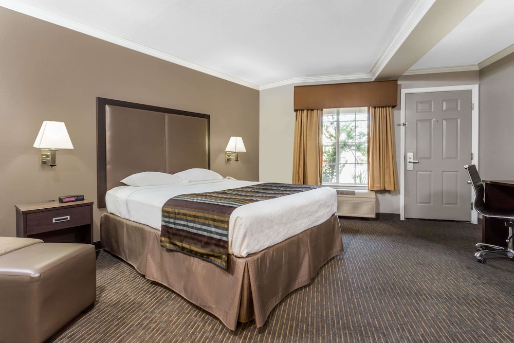 Room, 1 Queen Bed, Accessible, Non Smoking (Mobility/Hearing) photo 1