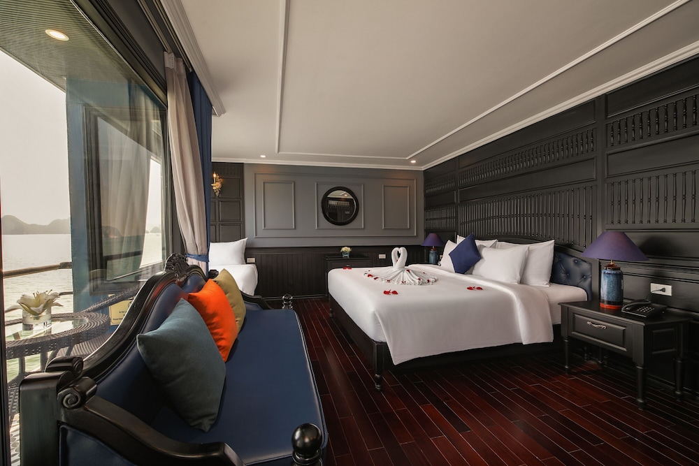 Rosy Luxury Suite with Private Balcony photo 1