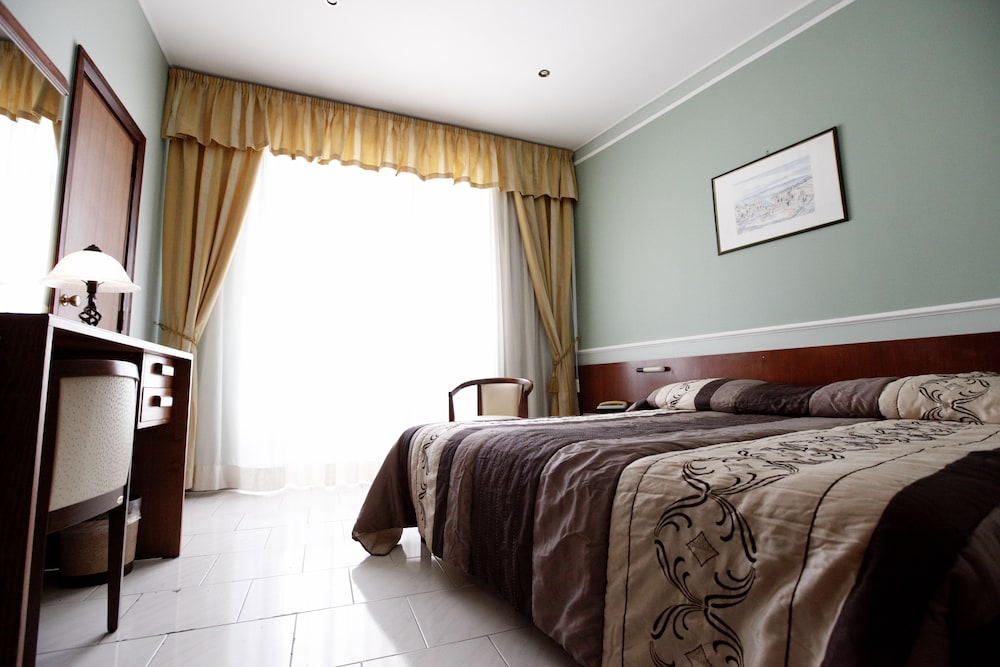 Standard Double or Twin Room, Private Bathroom - Photo 4