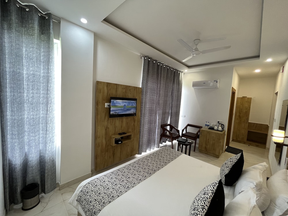Deluxe Room - Photo 5