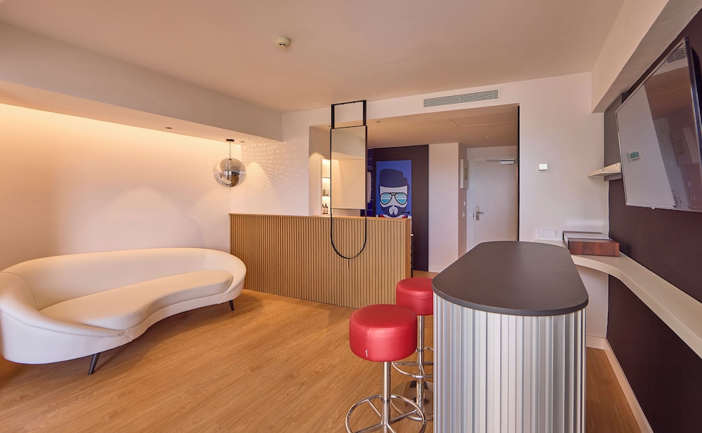 Suite, Balcony, Partial Sea View (Lateral) thumbnail 6