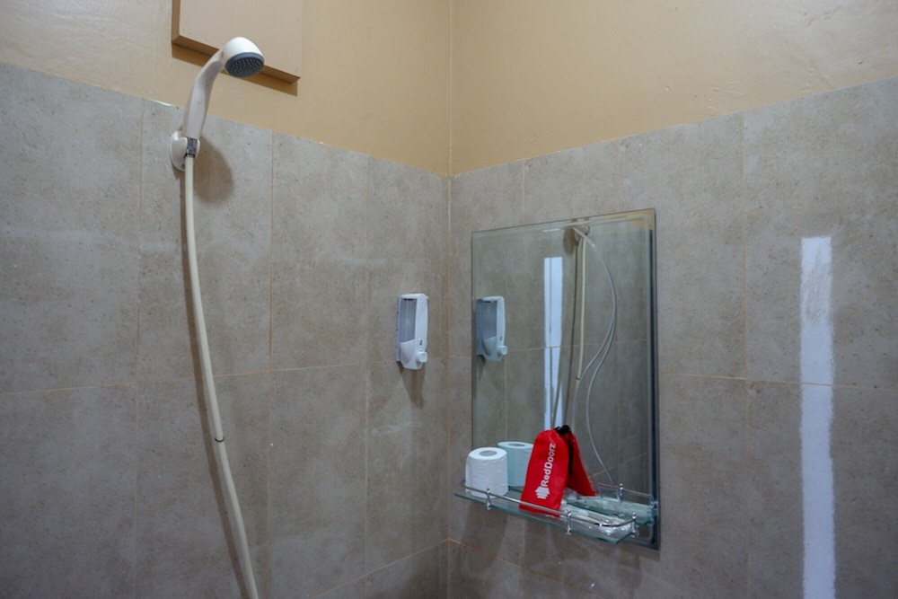 Premium Twin Room (RedDoorz) - Photo 7