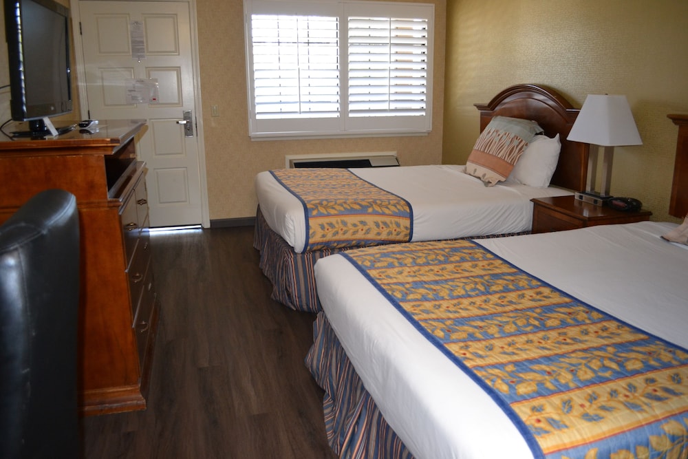 Room, 2 Queen Beds photo 1