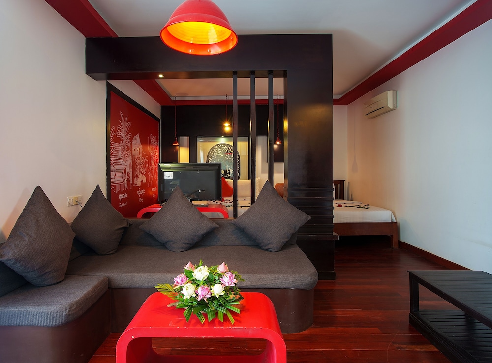 Junior Suite, 1 King Bed, Bathtub, Pool View