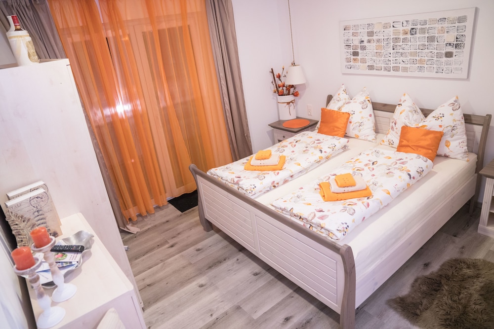 Deluxe Double Room, 1 King Bed, Balcony (Orange / Grey Nr 2) photo 1