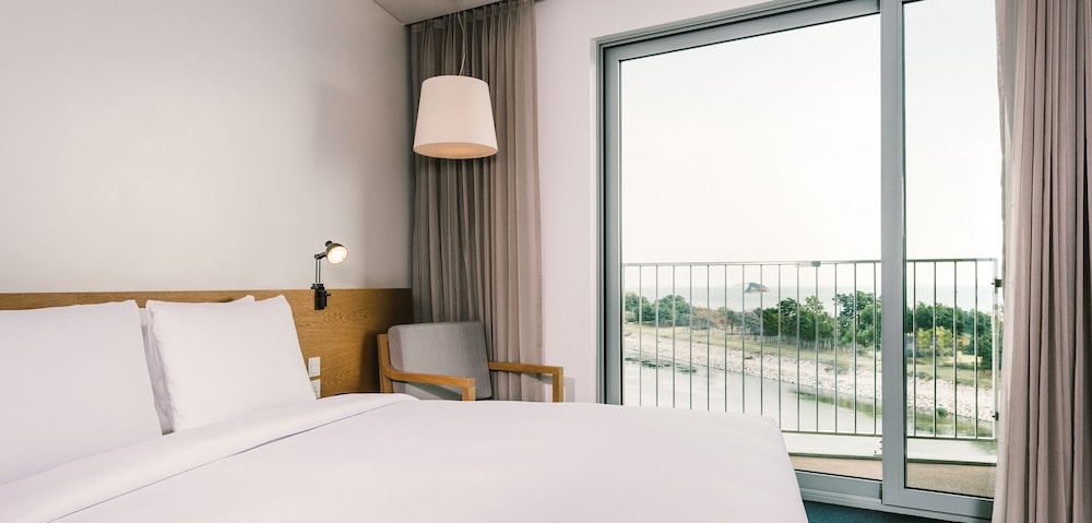 [Pool Package] Standard Twin Room, Sea View - All Day Pool Access for 1 Adult
