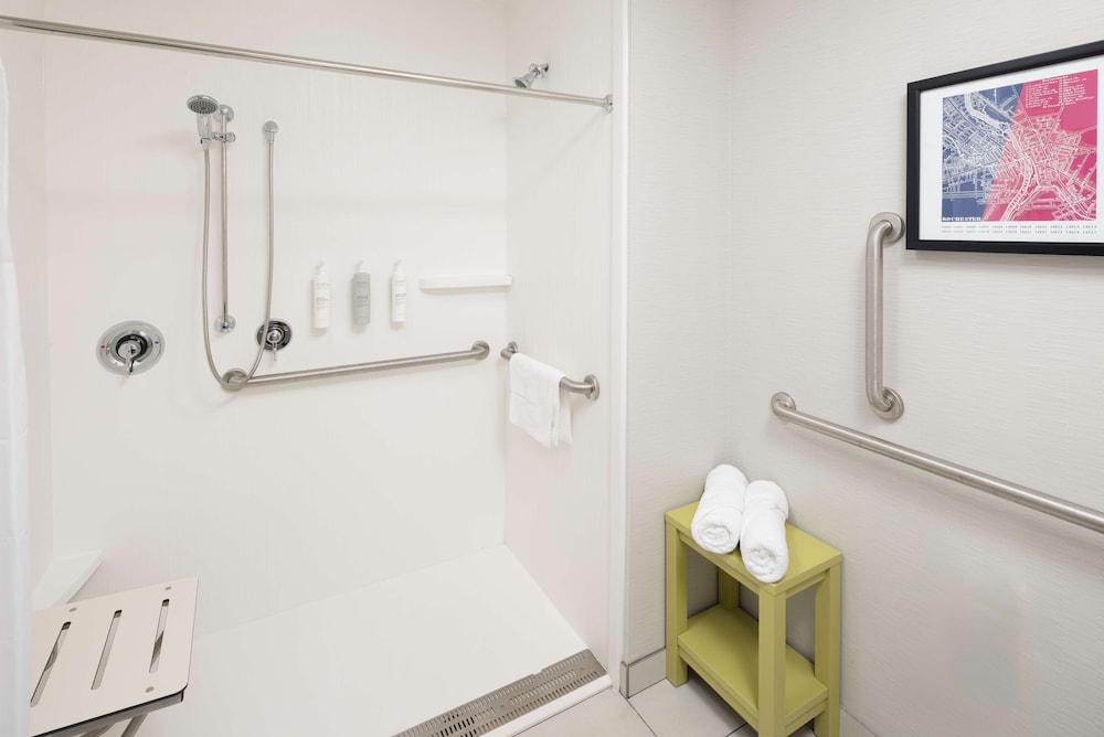 Studio, 1 King Bed, Accessible (Roll-In Shower) - Photo 3