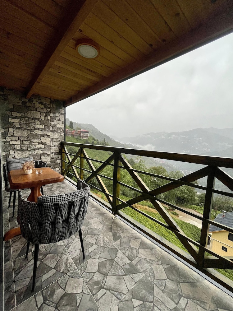 Basic Bungalow, Balcony, Mountain View photo 2