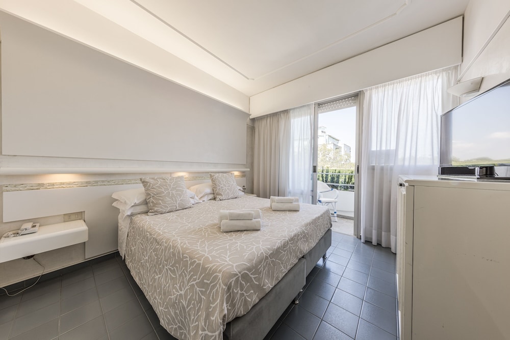 Standard Double or Twin Room - Photo 22
