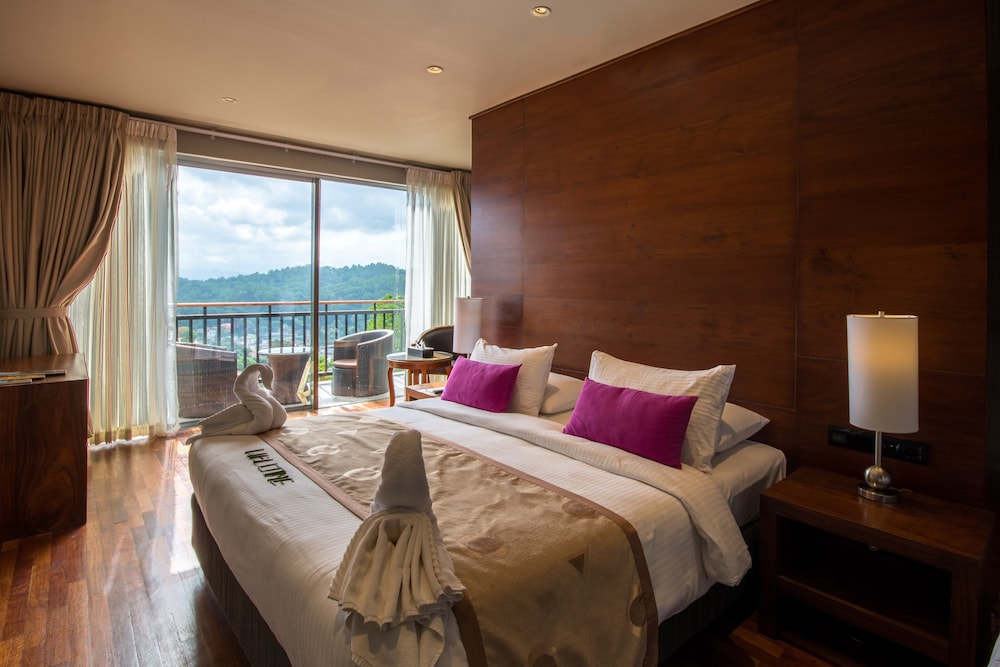 Superior Triple Room, Multiple Beds, Bathtub, Mountain View