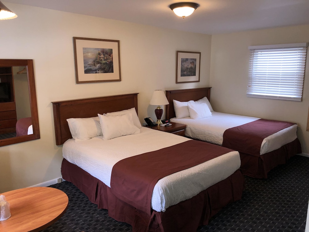 Standard Room, 2 Queen Beds, Non Smoking, Lake View photo 1
