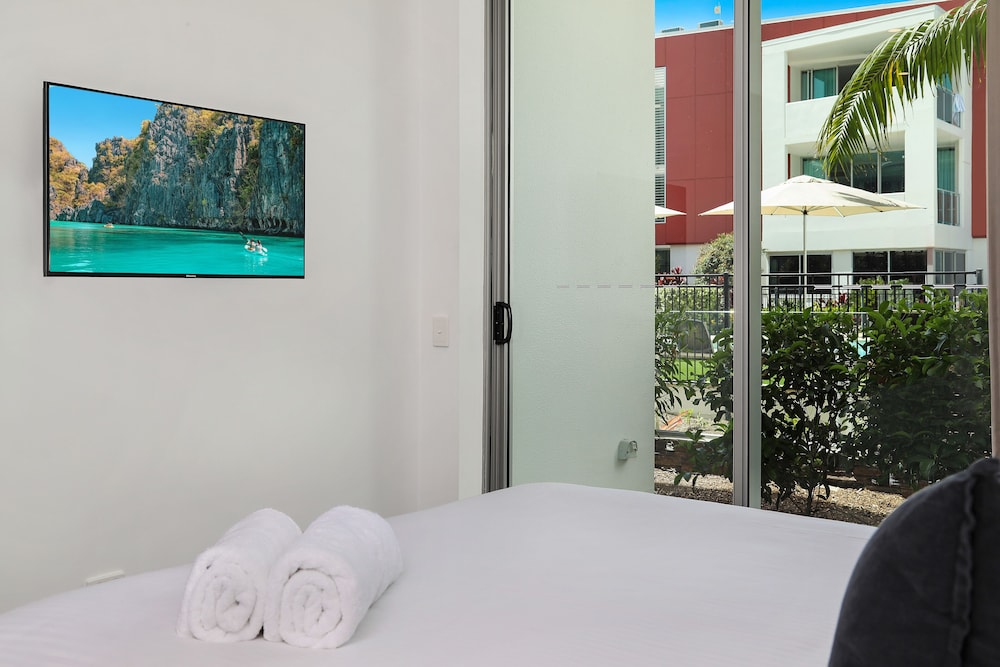 Three Bedroom Pool View Apartment photo 3
