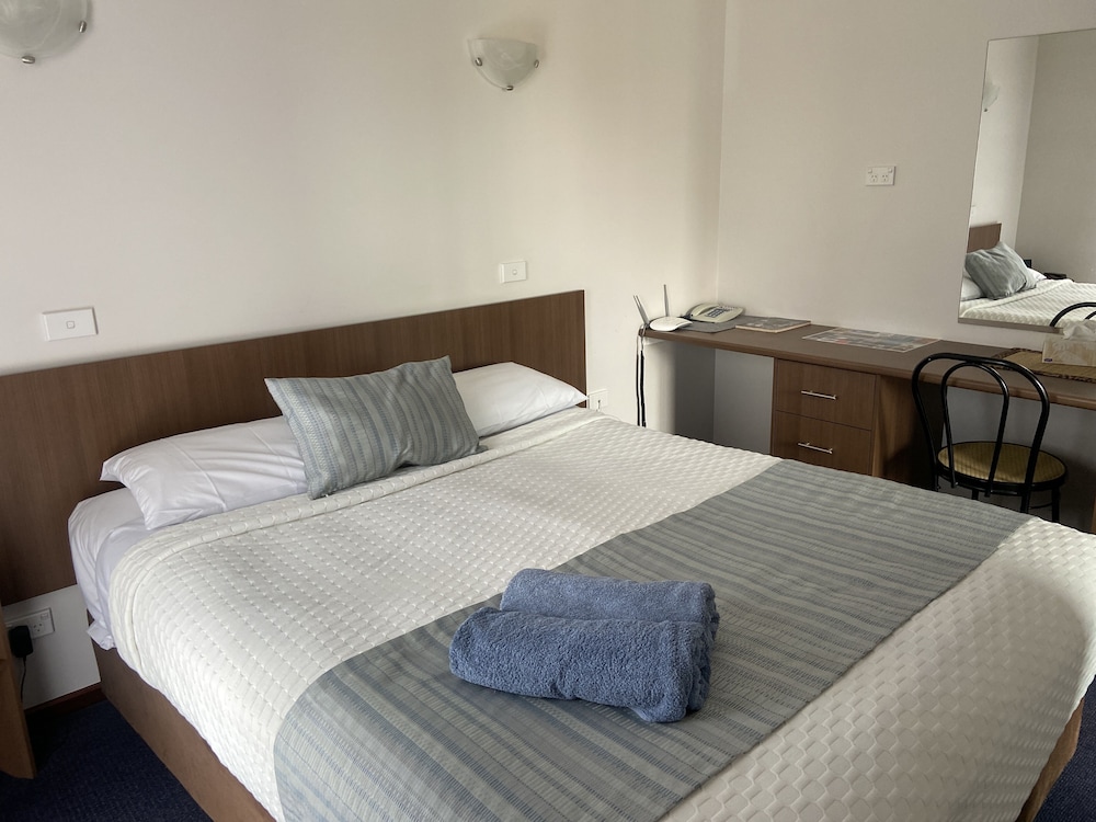Four-Bedroom House - Photo 4