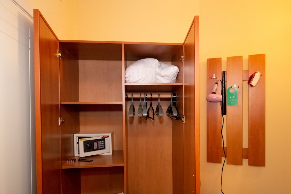Comfort Room, Multiple Beds, Non Smoking, Mountain View photo 2