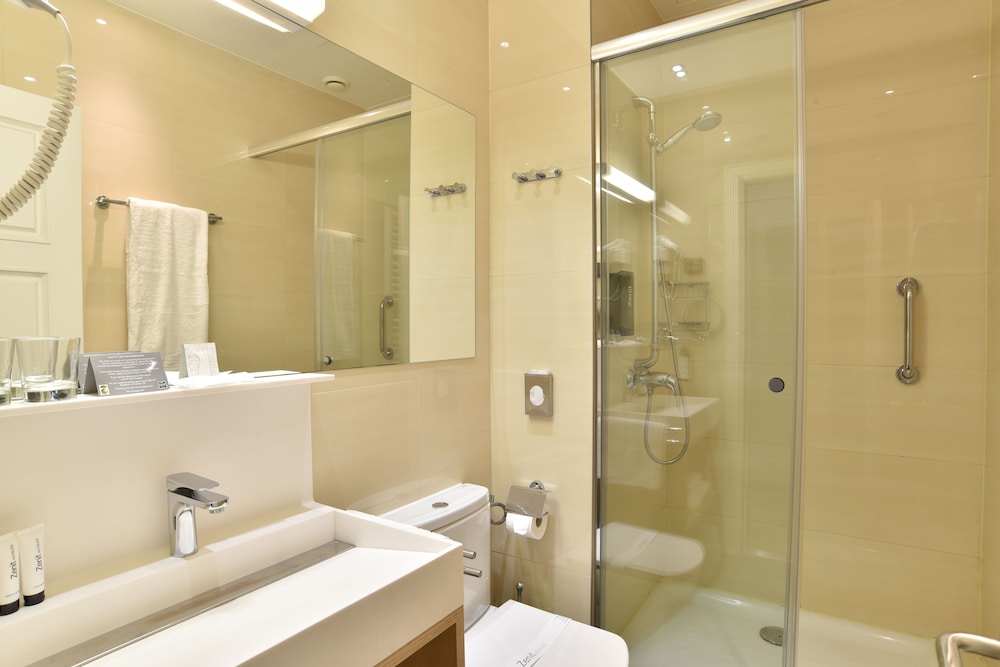 Standard Double or Twin Room - Photo 8