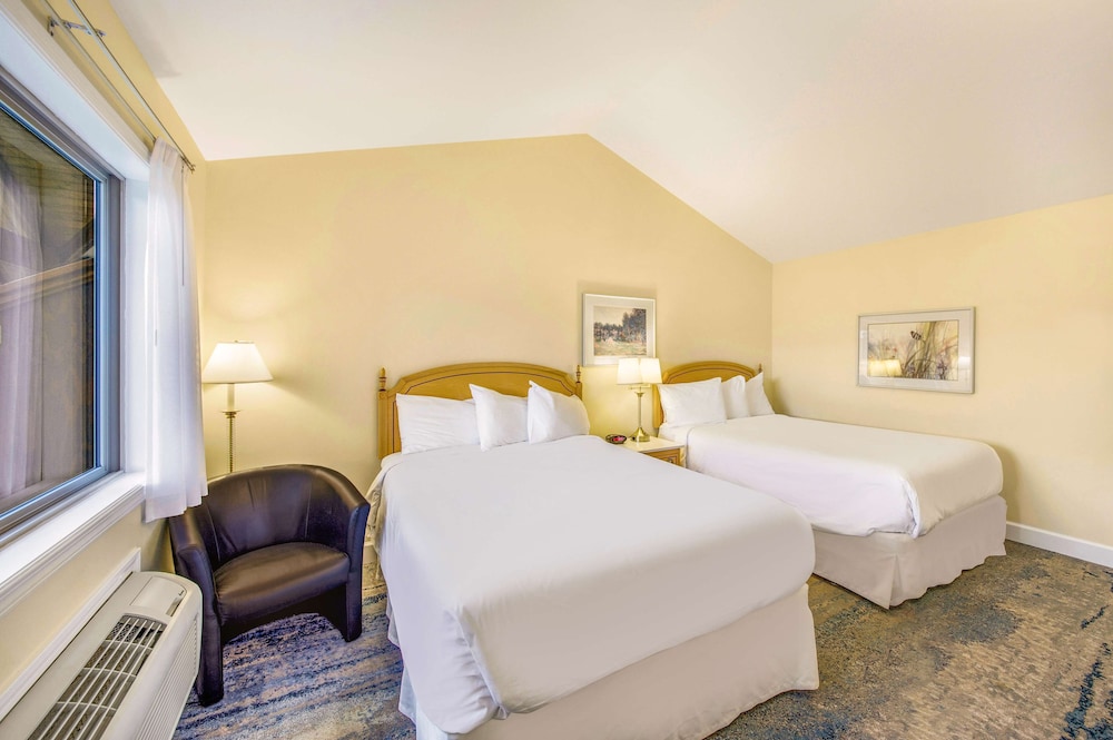Standard Room, 2 Queen Beds, Balcony, Lake View photo 1