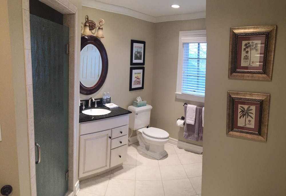 Room, 1 King Bed, Shared Bathroom photo 3
