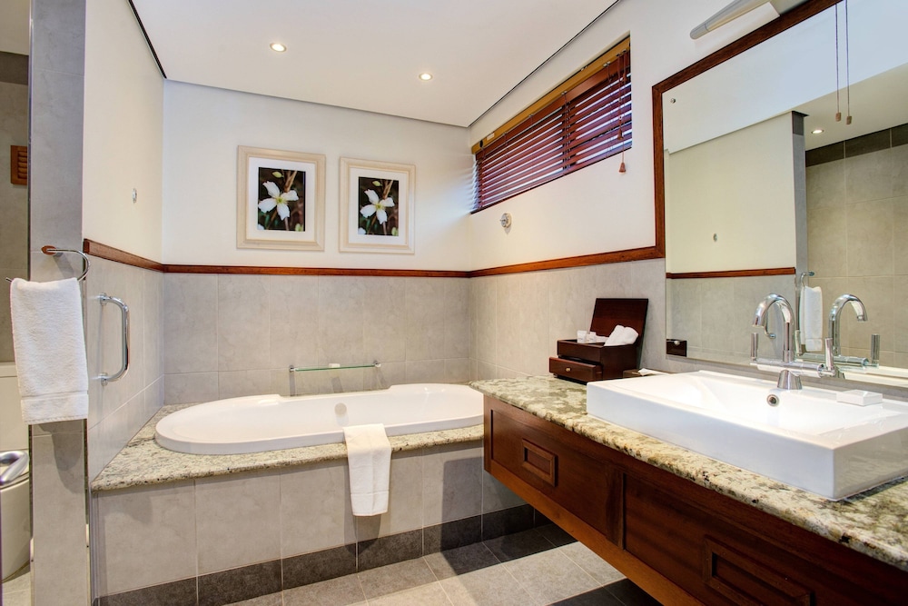 Room, 1 King Bed with Sofa bed, Lake View (Balcony), photo 6