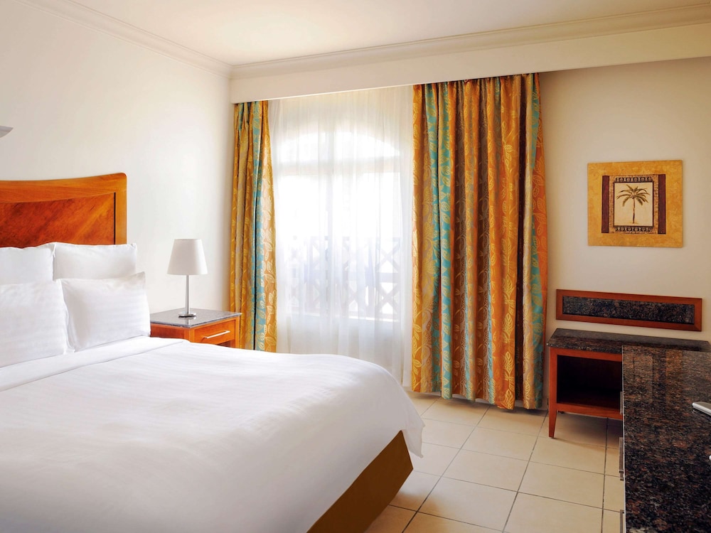 Standard Room, 1 King Bed, Pool View, Mountainside - Photo 2