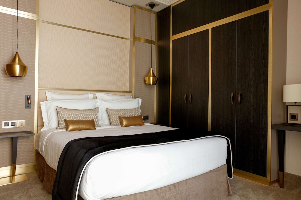 Queen Junior Suite
