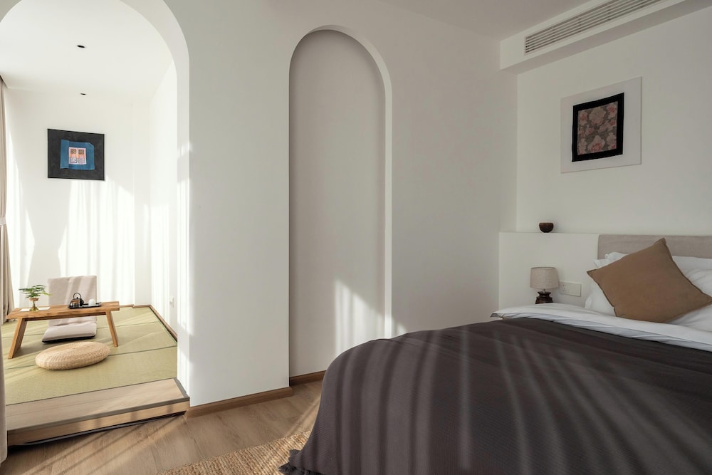 Senior Double Room, 1 Queen Bed, City View photo 2