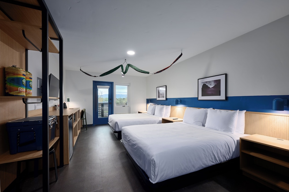 Standard Room, 2 Queen Beds, Balcony, Mountain View (Double Queen w/Balcony)