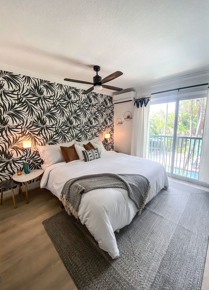 Room, 1 King Bed, Pool View photo 1
