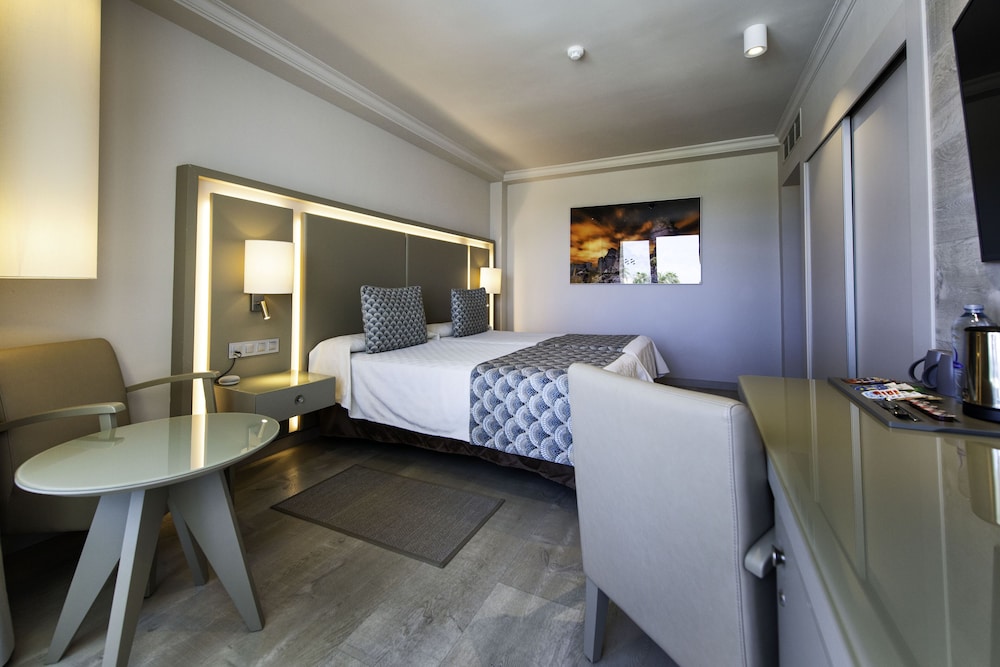 Double Room, Balcony, Pool View - Photo 8