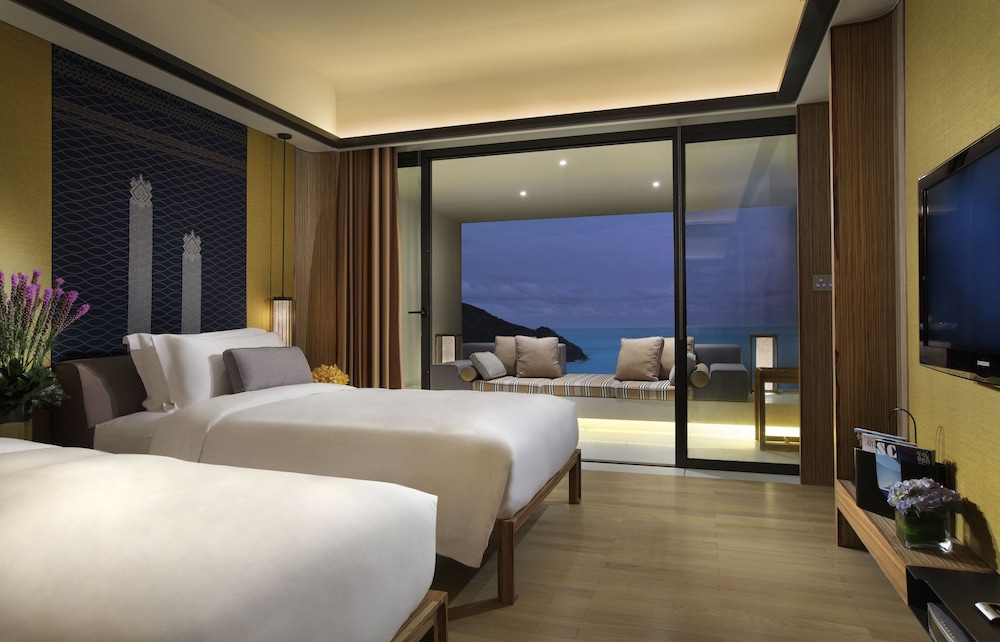 Classic Room, 1 King Bed, Ocean View (High Floor) - Photo 2
