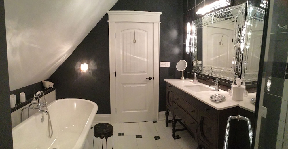 Luxury Room, 1 Queen Bed, Private Bathroom, Garden View (Forget me not) photo 2