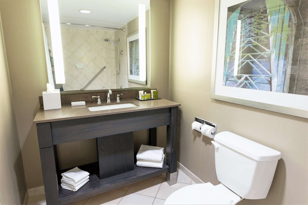 Deluxe Suite, 2 Bedrooms, Jetted Tub (Fireplace, Premium CAD/US Fallsview) thumbnail 5