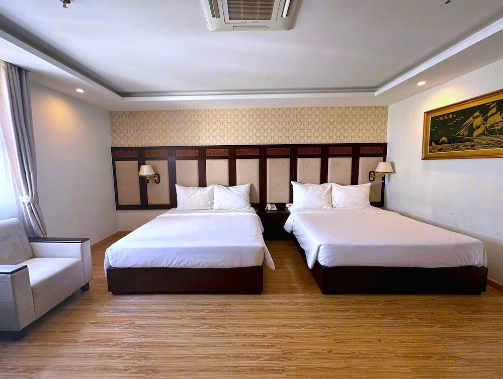 Family Room, City View photo 2