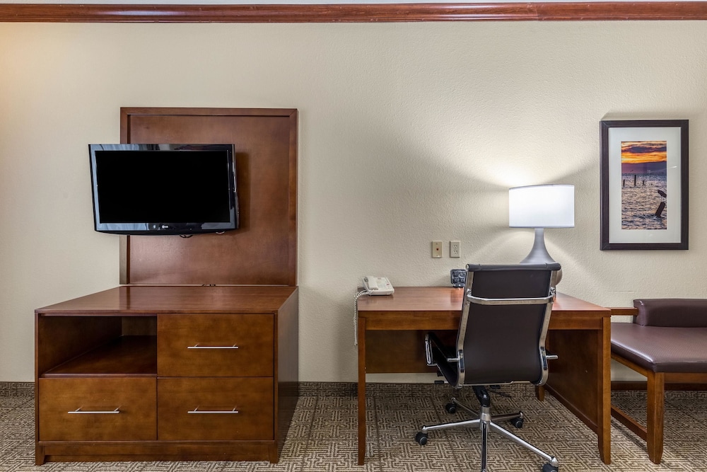 Standard Suite, Non Smoking (2 Queen Beds & 1 Sofa Bed) photo 2