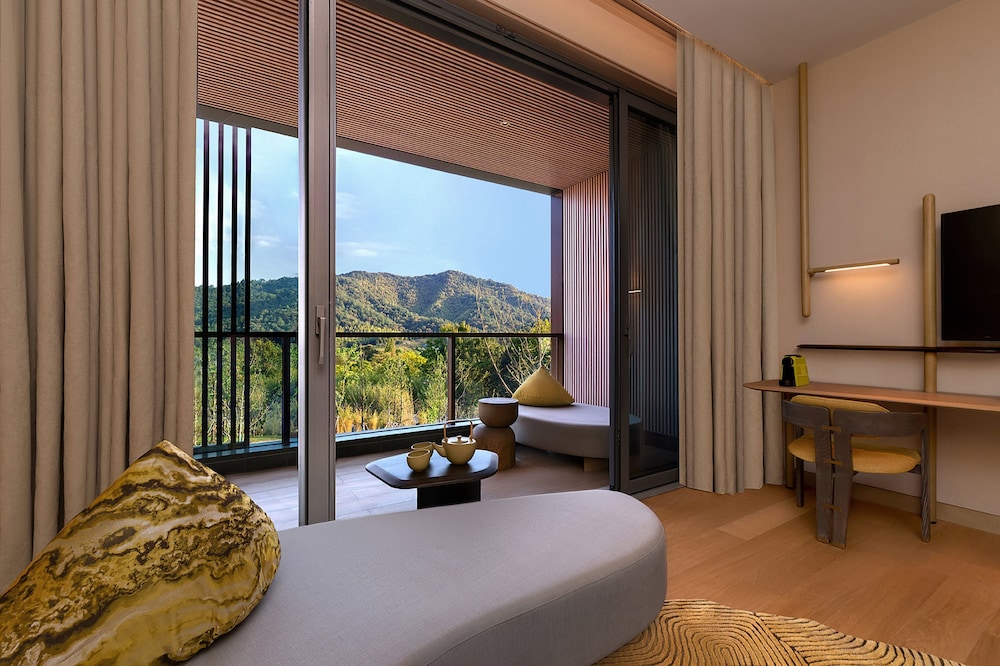 Standard Room, 1 King Bed, Mountain View - Photo 3