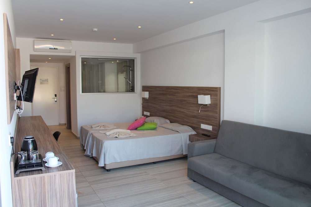 Family Room, Non Smoking, Pool View photo 1
