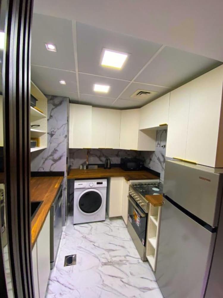 Luxury Apartment, 1 King Bed, Private Bathroom, Beachside photo 3