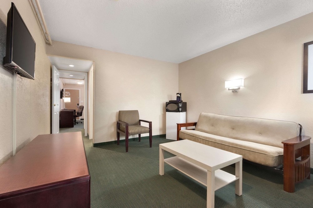 Suite, Non Smoking, Kitchen - Photo 1