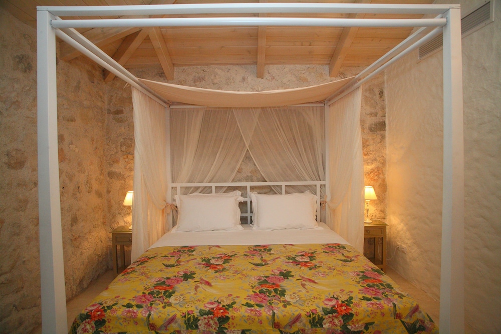 Suite, Garden View (Yellow)