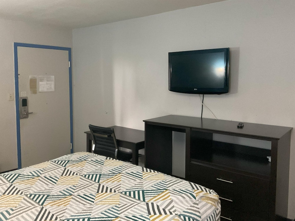Standard Room, 1 King Bed, Non Smoking, Refrigerator & Microwave - Photo 4