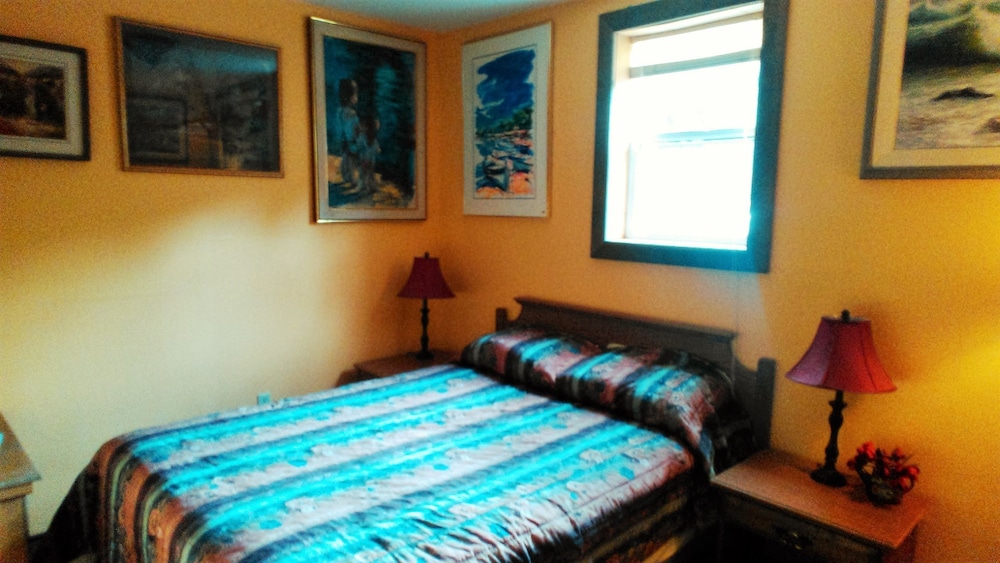 Basic Room, 1 Queen Bed photo 3