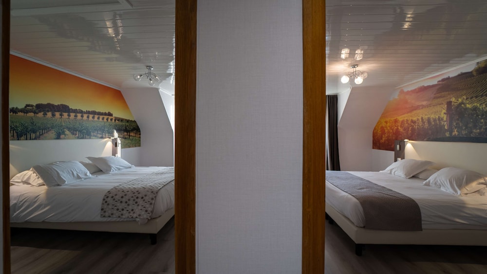 Family Suite, 1 Queen Bed, Bathtub, Valley View - Photo 1