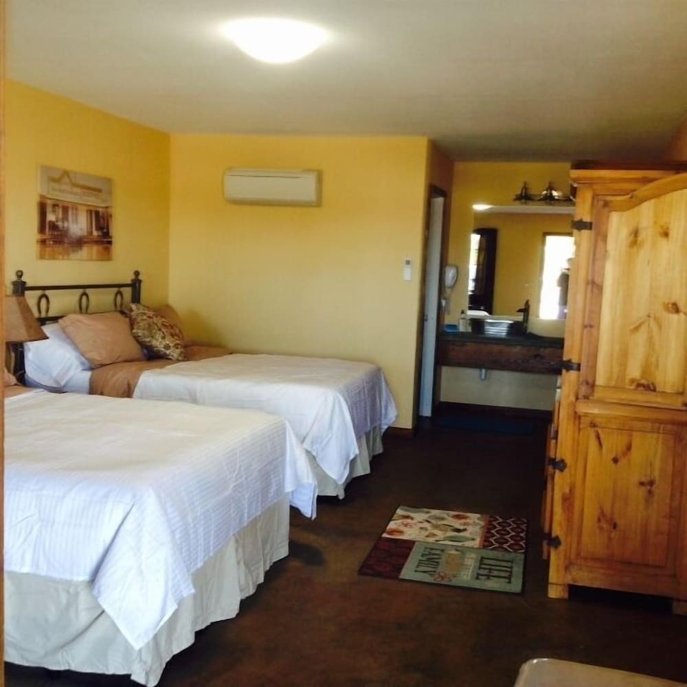 Standard Room, 2 Queen Beds, Non Smoking photo 3