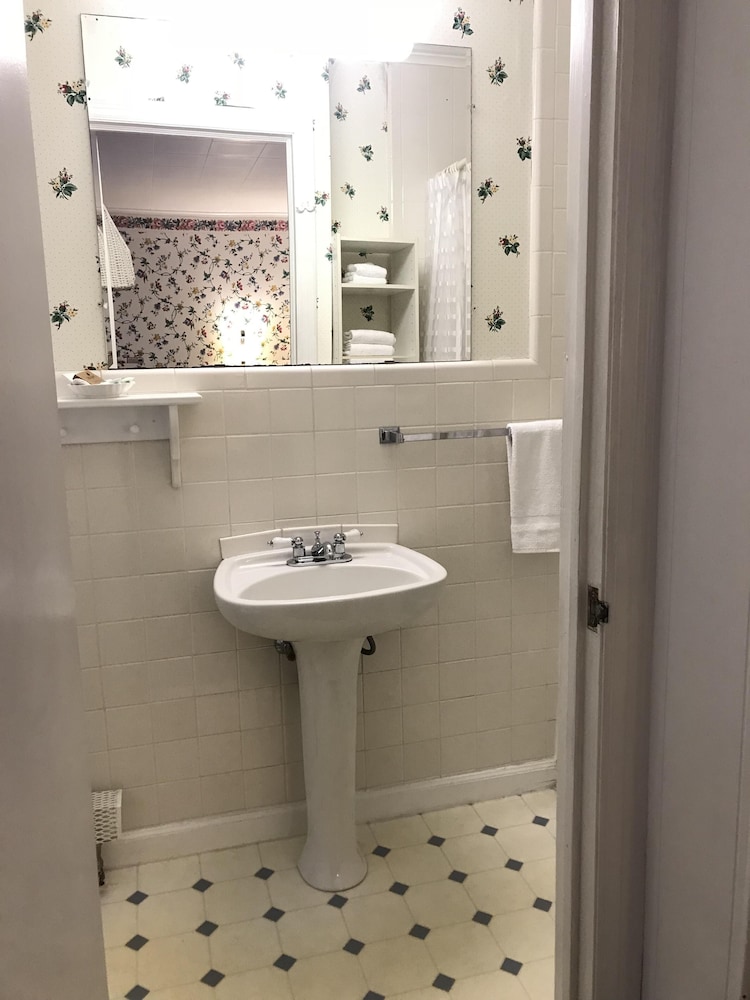 Standard Quadruple Room, Ensuite (Pondside Traditional Quee) photo 2
