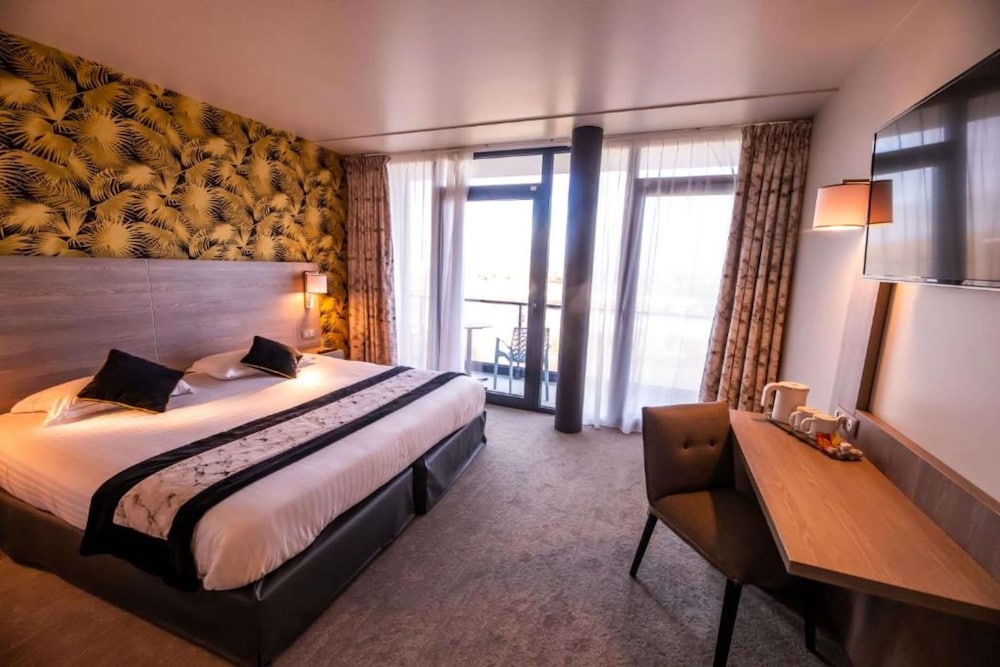 Superior Room, 1 King Bed, Non Smoking, Balcony - Photo 1